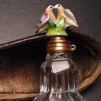 アンティークの香水瓶と気付け薬入れ